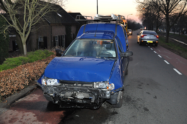 3 auto's botsen op elkaar op de Winterdijk Sprang-Capelle