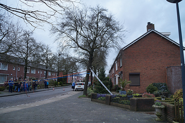 Boom dreigt om te vallen op woning aan de Van Berckenrodelaan Waalwijk