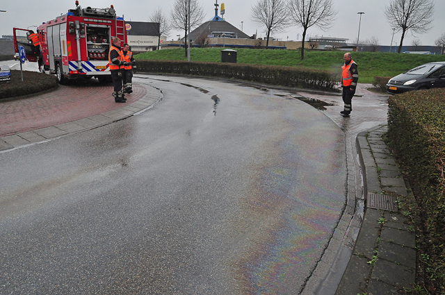 Brandweer reinigt wegdek aan de Van Andelstraat en omgeving Waalwijk