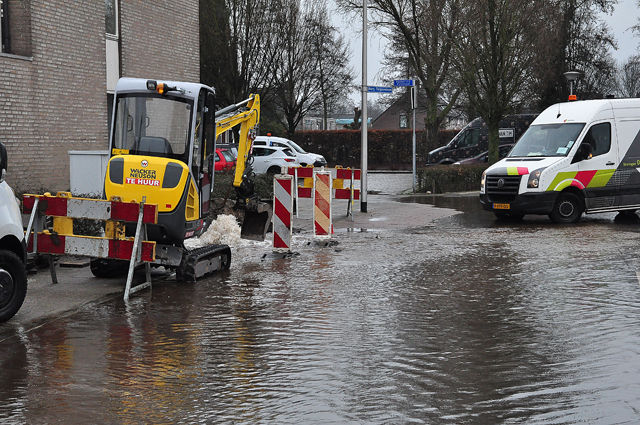 UPDATE: Flink waterballet door kapot getrokken hoofdleiding aan de Burgemeester Teijssenlaan Waalwijk