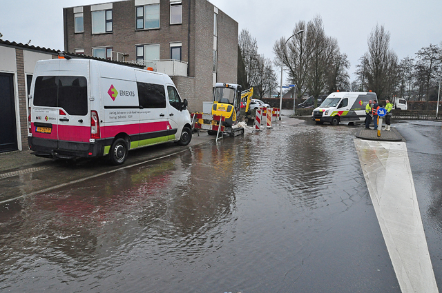 UPDATE: Flink waterballet door kapot getrokken hoofdleiding aan de Burgemeester Teijssenlaan Waalwijk