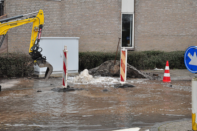 UPDATE: Flink waterballet door kapot getrokken hoofdleiding aan de Burgemeester Teijssenlaan Waalwijk