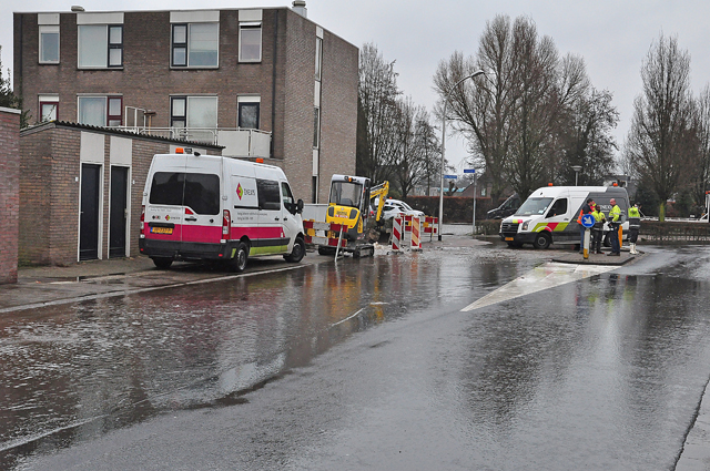 UPDATE: Flink waterballet door kapot getrokken hoofdleiding aan de Burgemeester Teijssenlaan Waalwijk