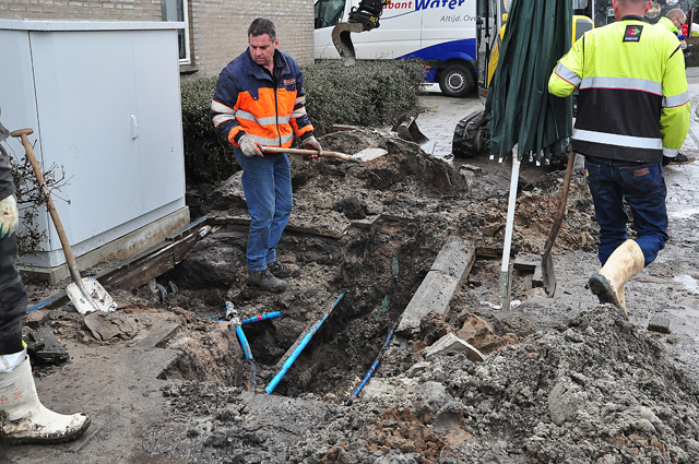 UPDATE: Flink waterballet door kapot getrokken hoofdleiding aan de Burgemeester Teijssenlaan Waalwijk