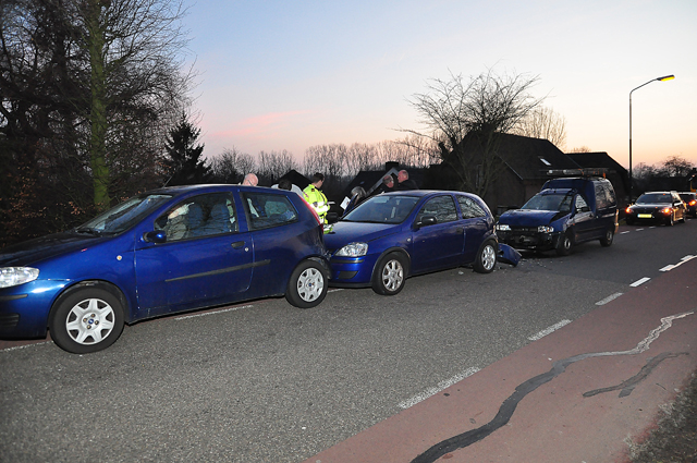 3 auto's botsen op elkaar op de Winterdijk Sprang-Capelle