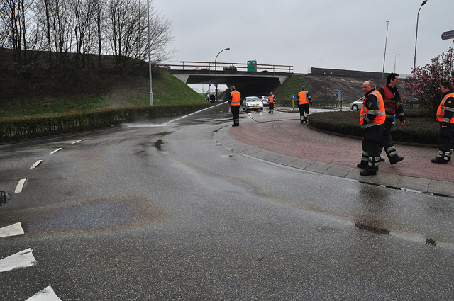 Brandweer reinigt wegdek aan de Van Andelstraat en omgeving Waalwijk