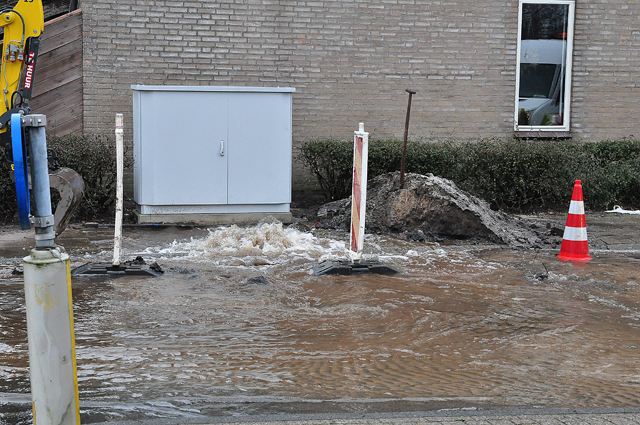 UPDATE: Flink waterballet door kapot getrokken hoofdleiding aan de Burgemeester Teijssenlaan Waalwijk
