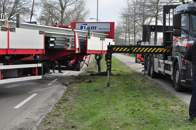 Trailer schiet van vrachtwagen af aan de Sluisweg Waalwijk