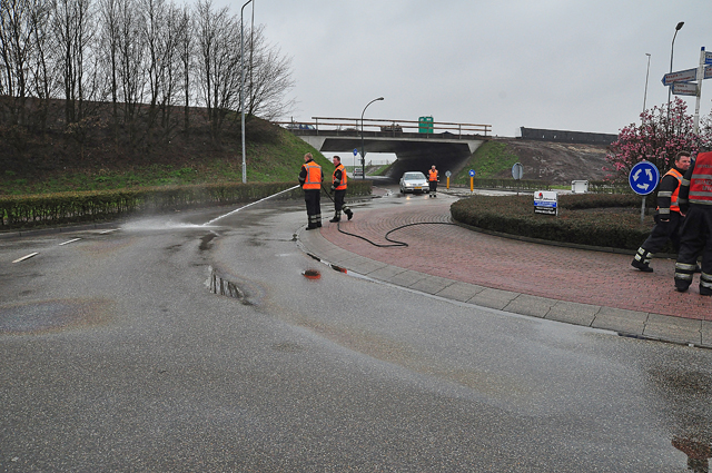 Brandweer reinigt wegdek aan de Van Andelstraat en omgeving Waalwijk