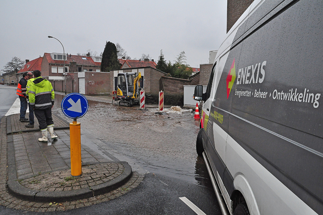 UPDATE: Flink waterballet door kapot getrokken hoofdleiding aan de Burgemeester Teijssenlaan Waalwijk