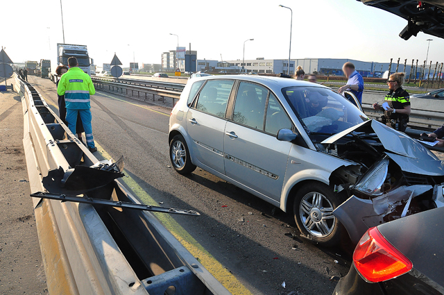 Flinke file door ongeval op de A59 (Maasroute) Waalwijk