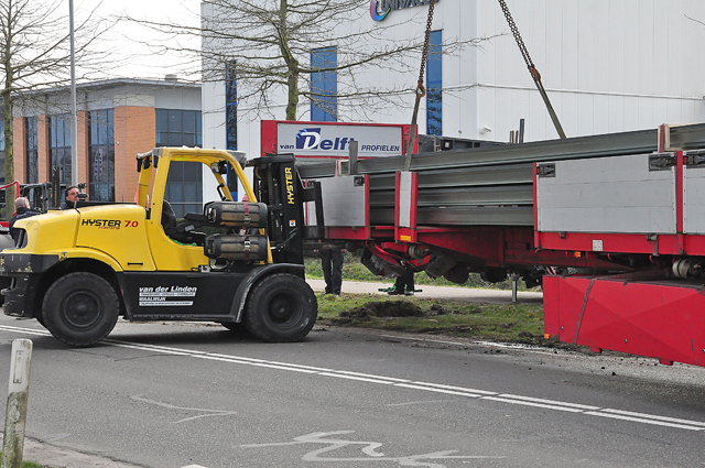Trailer schiet van vrachtwagen af aan de Sluisweg Waalwijk