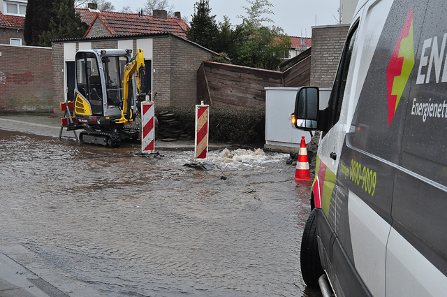 UPDATE: Flink waterballet door kapot getrokken hoofdleiding aan de Burgemeester Teijssenlaan Waalwijk