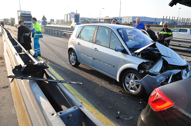 Flinke file door ongeval op de A59 (Maasroute) Waalwijk