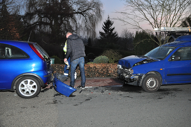 3 auto's botsen op elkaar op de Winterdijk Sprang-Capelle