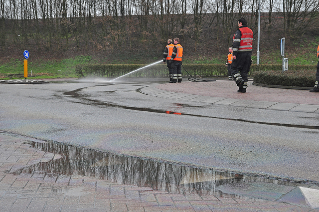 Brandweer reinigt wegdek aan de Van Andelstraat en omgeving Waalwijk