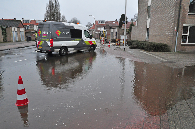 UPDATE: Flink waterballet door kapot getrokken hoofdleiding aan de Burgemeester Teijssenlaan Waalwijk