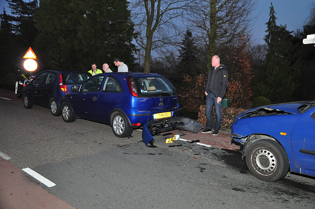 3 auto's botsen op elkaar op de Winterdijk Sprang-Capelle