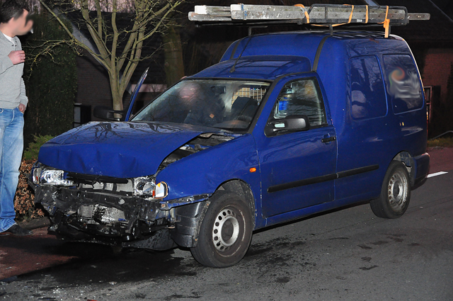 3 auto's botsen op elkaar op de Winterdijk Sprang-Capelle