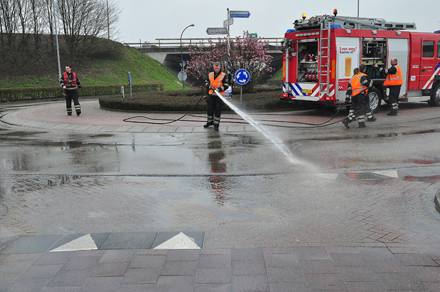 Brandweer reinigt wegdek aan de Van Andelstraat en omgeving Waalwijk