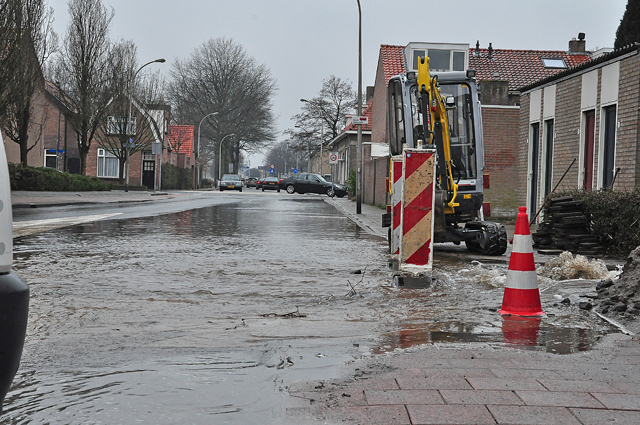 UPDATE: Flink waterballet door kapot getrokken hoofdleiding aan de Burgemeester Teijssenlaan Waalwijk