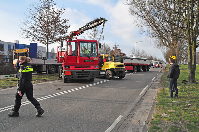 Trailer schiet van vrachtwagen af aan de Sluisweg Waalwijk