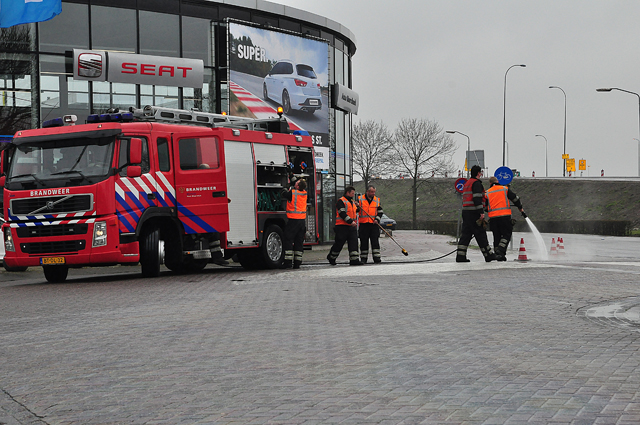 Brandweer reinigt wegdek aan de Van Andelstraat en omgeving Waalwijk