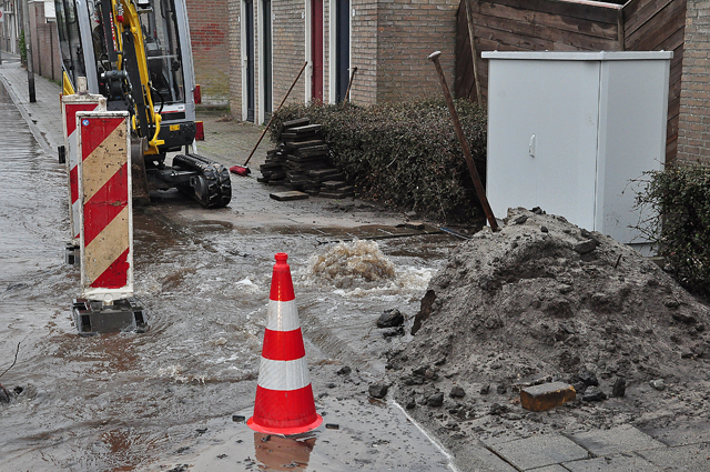UPDATE: Flink waterballet door kapot getrokken hoofdleiding aan de Burgemeester Teijssenlaan Waalwijk