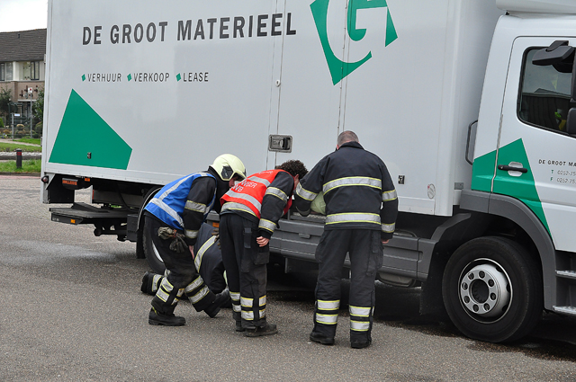 Afgesloten vrachtwagen lekt vloeistof aan de Zanddonkweg Waalwijk