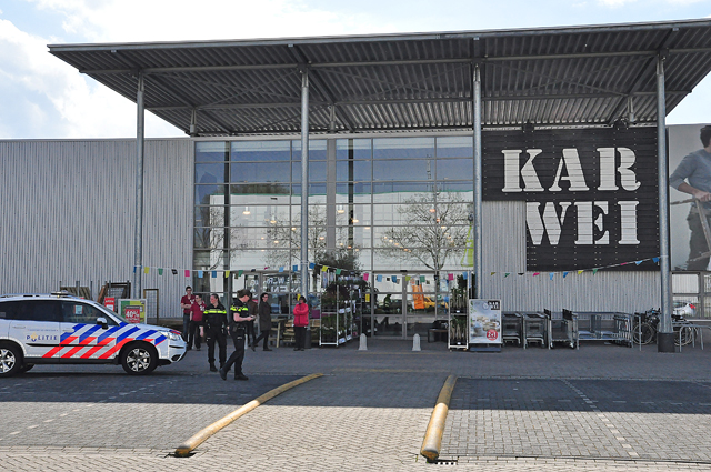 Karwei bouwmarkt ontruimd na brandmelding aan de Prof. Zeemanweg Waalwijk