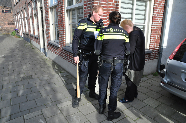 UPDATE: Man slaat vrouw met honkbalknuppel in elkaar aan de Grotestraat Waalwijk