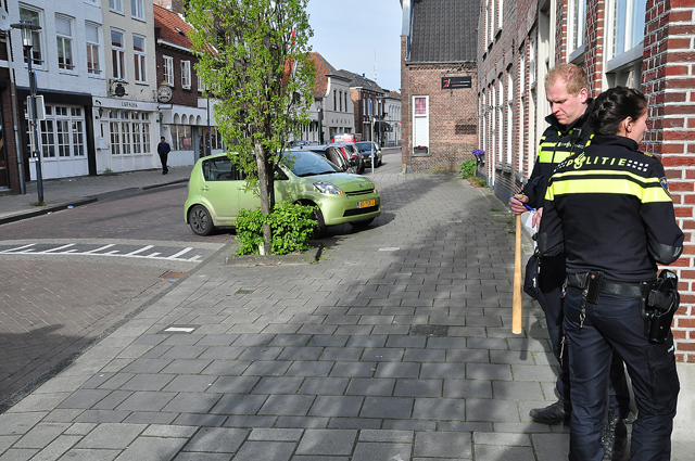UPDATE: Man slaat vrouw met honkbalknuppel in elkaar aan de Grotestraat Waalwijk