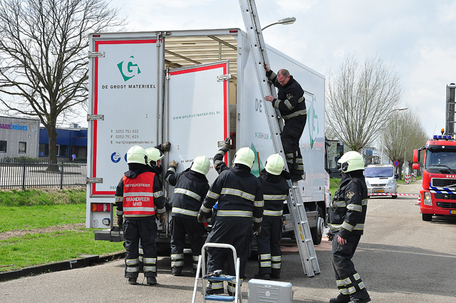 Afgesloten vrachtwagen lekt vloeistof aan de Zanddonkweg Waalwijk