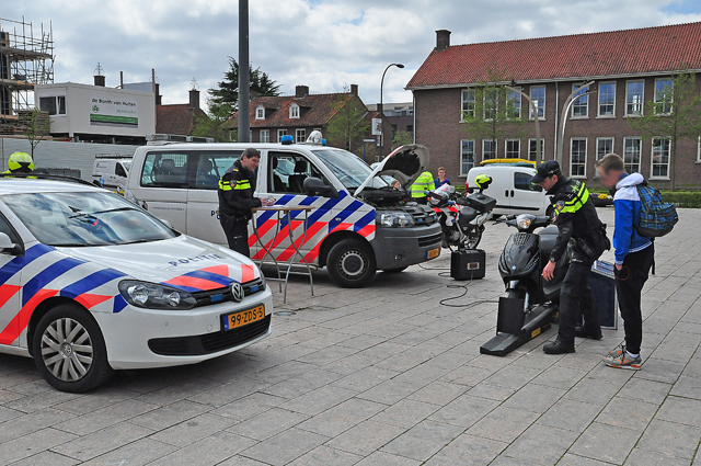 Tientallen brommers op de rollerbank aan het Vredesplein Waalwijk