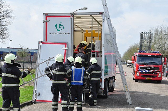 Afgesloten vrachtwagen lekt vloeistof aan de Zanddonkweg Waalwijk