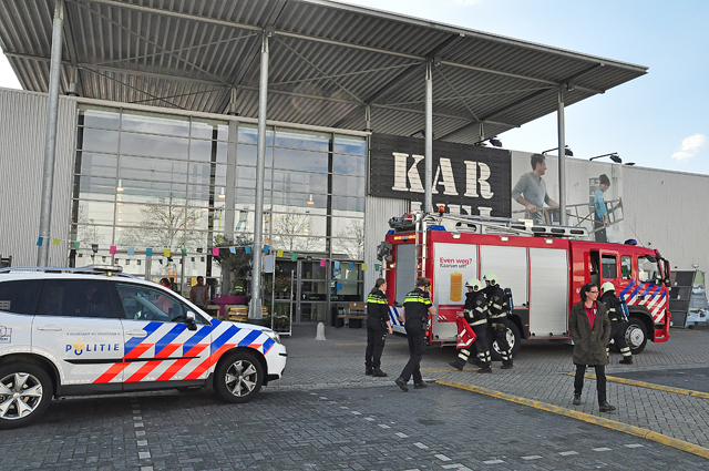 Karwei bouwmarkt ontruimd na brandmelding aan de Prof. Zeemanweg Waalwijk
