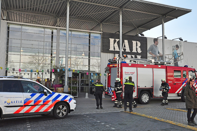 Karwei bouwmarkt ontruimd na brandmelding aan de Prof. Zeemanweg Waalwijk
