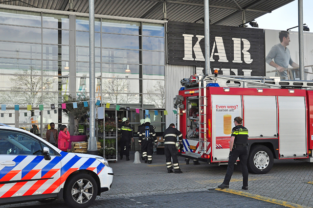 Karwei bouwmarkt ontruimd na brandmelding aan de Prof. Zeemanweg Waalwijk