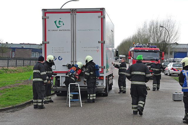 Afgesloten vrachtwagen lekt vloeistof aan de Zanddonkweg Waalwijk
