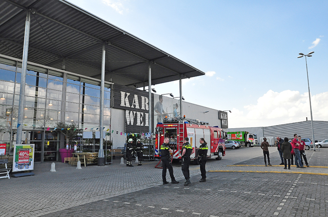 Karwei bouwmarkt ontruimd na brandmelding aan de Prof. Zeemanweg Waalwijk