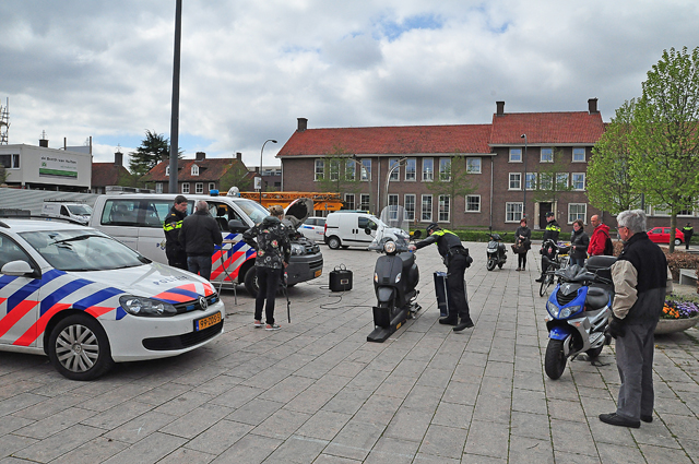 Tientallen brommers op de rollerbank aan het Vredesplein Waalwijk
