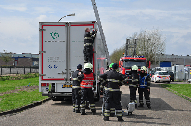 Afgesloten vrachtwagen lekt vloeistof aan de Zanddonkweg Waalwijk