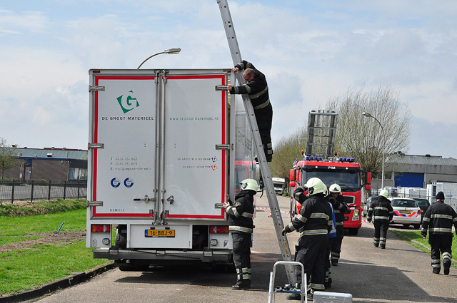 Afgesloten vrachtwagen lekt vloeistof aan de Zanddonkweg Waalwijk