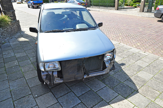 Vrouw gaat café binnen na aanrijding aan de Grotestraat Waalwijk