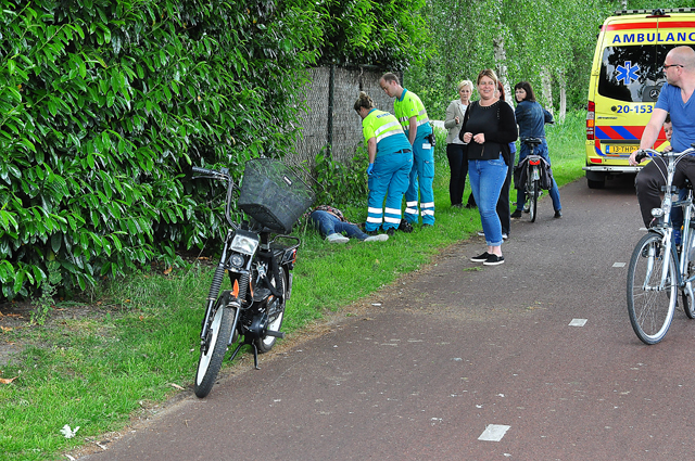 Snorfietser en fietser botsen tegen elkaar op het Halve Zolenpad Waalwijk