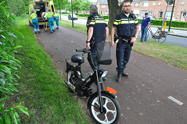 Snorfietser en fietser botsen tegen elkaar op het Halve Zolenpad Waalwijk