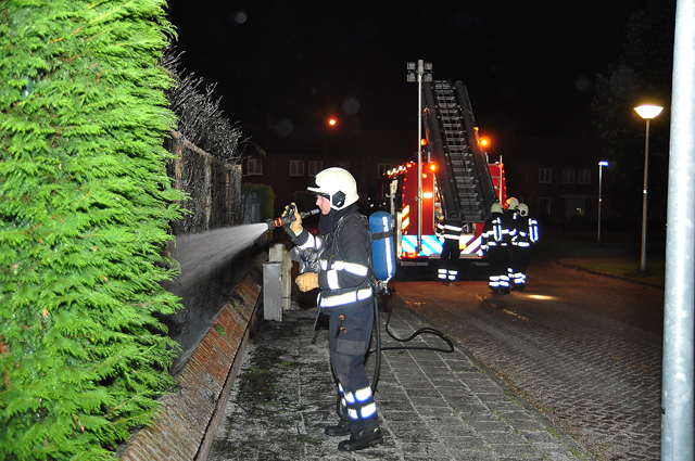 Bewoners zien meters hoge vlammen in hun tuin aan de Burg. van Heystlaan Waalwijk