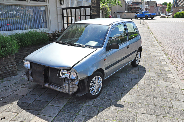 Vrouw gaat café binnen na aanrijding aan de Grotestraat Waalwijk