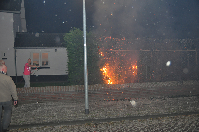 Bewoners zien meters hoge vlammen in hun tuin aan de Burg. van Heystlaan Waalwijk