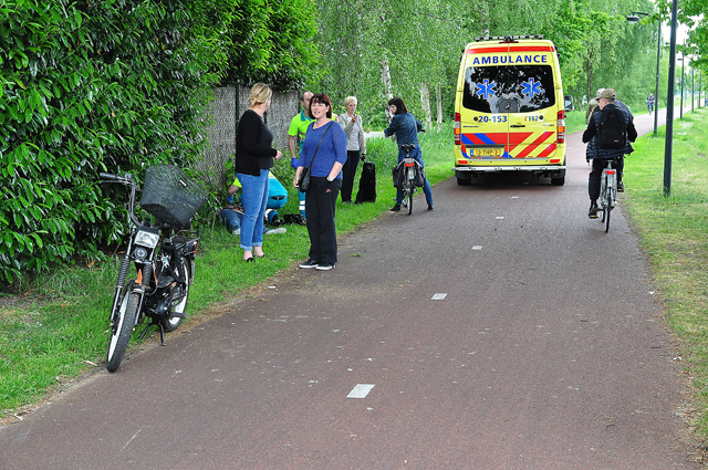 Snorfietser en fietser botsen tegen elkaar op het Halve Zolenpad Waalwijk